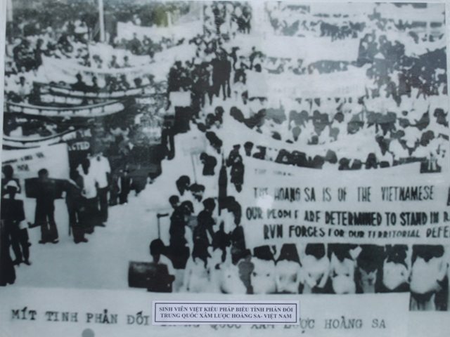 Sinh viên Việt kiều Pháp biểu tình phản đối Trung Quốc xâm lược Hoàng Sa - Vi