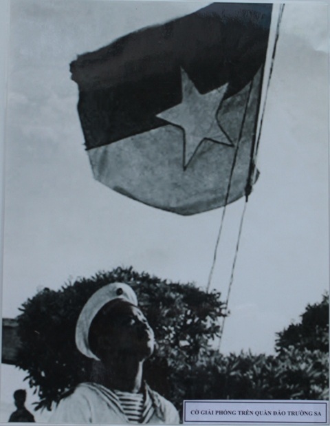 Cờ giải phóng trên đảo Trường Sa