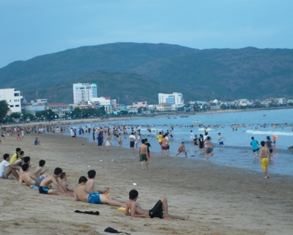 Người dân đổ xô đi tắm biển, đông nghịt suốt ngày