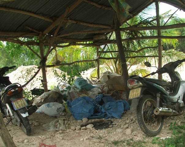 Dựng chòi giữa rừng ngày đêm khai thác diatomite trái phép