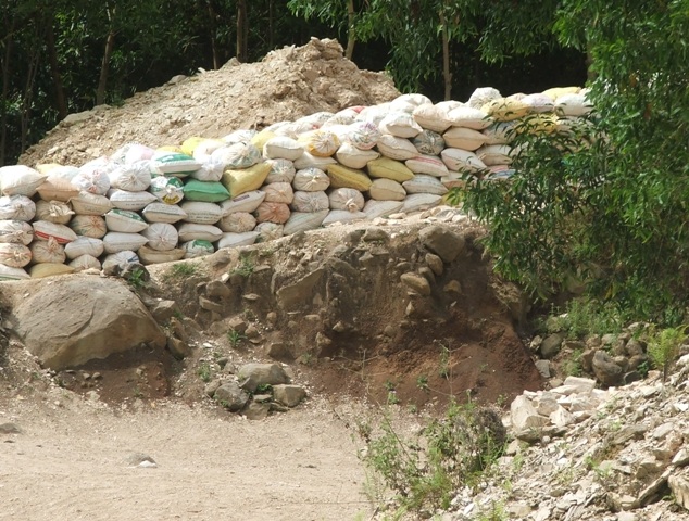 Hàng tấn Diatomite được đóng vào bao tải chờ chuyển đi tiêu thụ