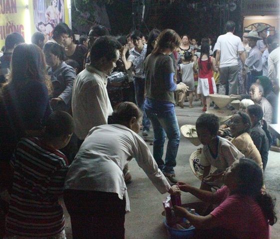 Người ăn xin khỏe mạnh hơn người cho tiền