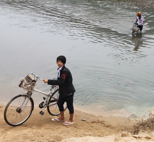 Nguy hiểm nhất là học sinh đi học qua khúc sông này.
