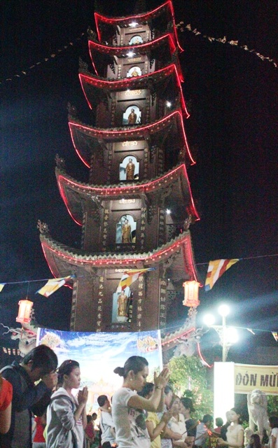 Mừng lễ Phật đản trong chùa Hiển Nam