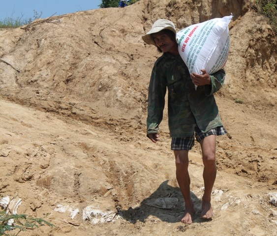 Mua bao bột cho heo cũng phải vác qua sông.