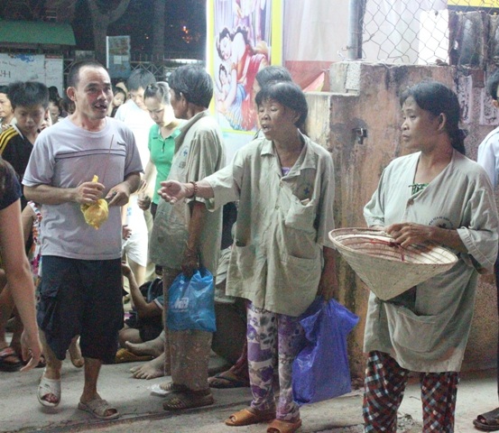 Những hình ảnh phản cảm trong ngày lễ Phật đản