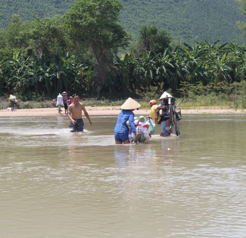 Nguy hiểm nhất là học sinh đi học qua khúc sông này.