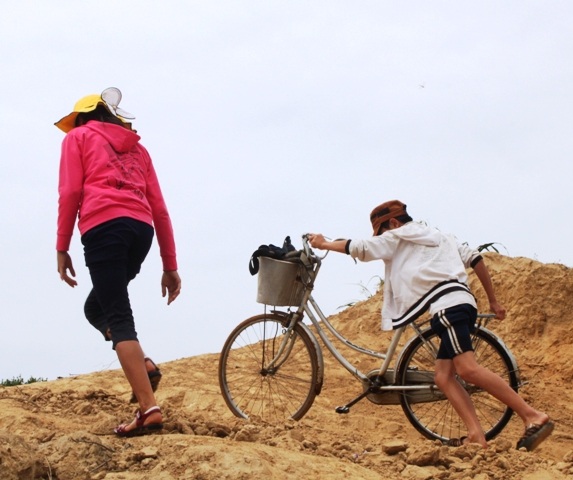 Nguy hiểm nhất là học sinh đi học qua khúc sông này.