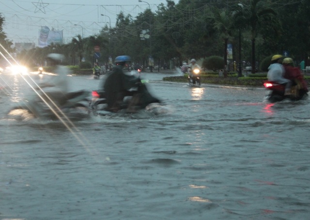 Đường phố Quy Nhơn thành sông sau cơn mưa đầu mùa