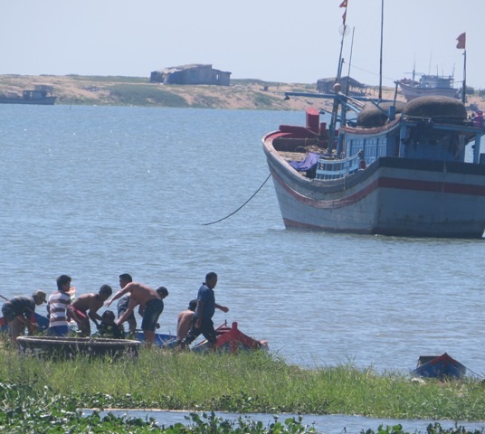 Sau 30 phút người dân tìm được cô gái nhưng cô gái không qua khỏi