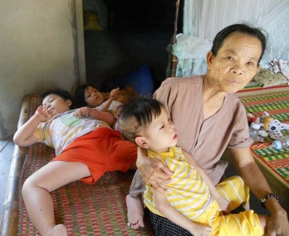 Kỳ lạ 3 anh em cứ đến 8 tháng tuổi thì chân tay "mềm như bún" - 2 Nhìn các cháu bệnh nằm một nơi mà bà Thơm chỉ biết ngậm ngùi