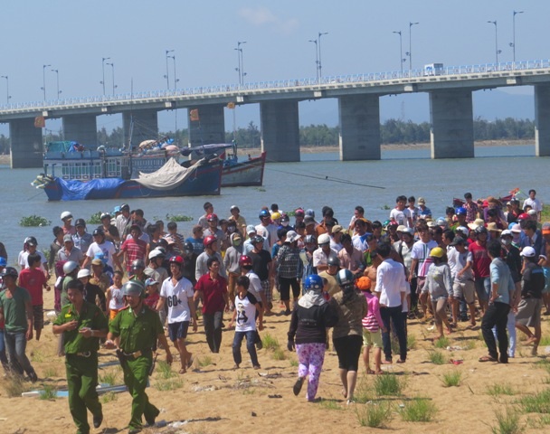 Người dân hiếu kỳ đến chứng kiến vụ việc