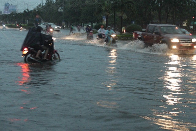 Đường Nguyễn Tất Thành đoạn trước siêu thị Quy Nhơn biến thành sông sau cơn mưa