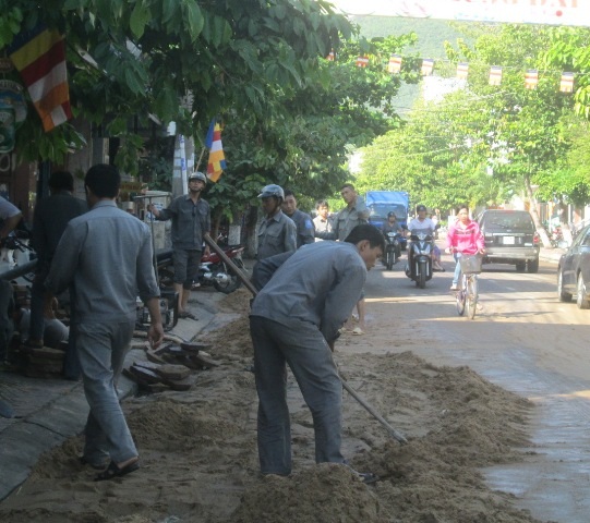 Công nhân cấp thoát nước TP Quy Nhơn khắc phục sự cố