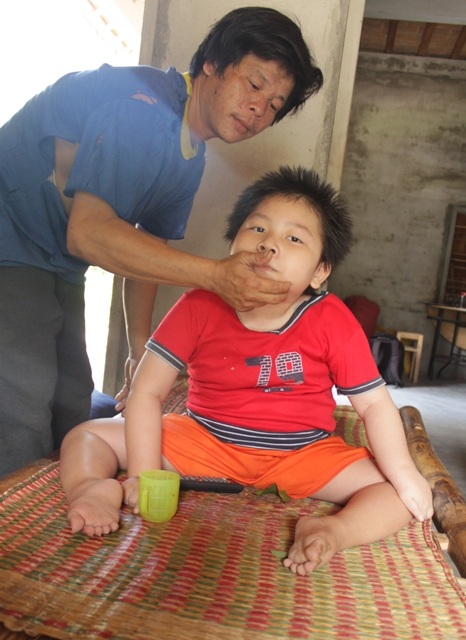 Muốn ngồi Hoàng phải có người đỡ nhưng khi thả tay thì em lại ngã đùng ra giường