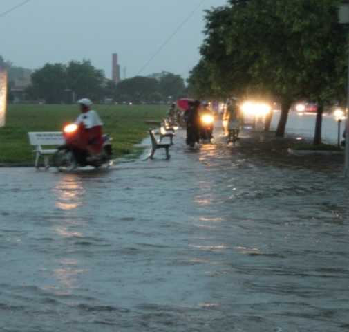 Nhiều phương tiện cho xe chạy lên vỉa hè để tránh nước
