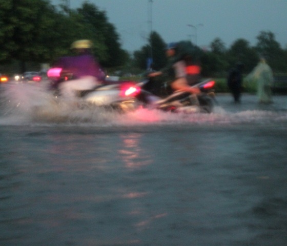 Đường Nguyễn Tất Thành đoạn trước siêu thị Quy Nhơn biến thành sông sau cơn mưa