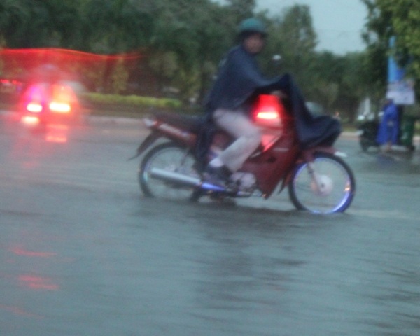 Sau khi bơi sông nhiều xe máy đã tịt bugi