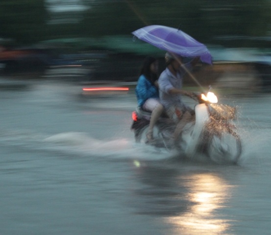 Đường Nguyễn Tất Thành đoạn trước siêu thị Quy Nhơn biến thành sông sau cơn mưa