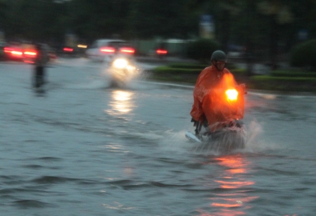 Đường Nguyễn Tất Thành đoạn trước siêu thị Quy Nhơn biến thành sông sau cơn mưa