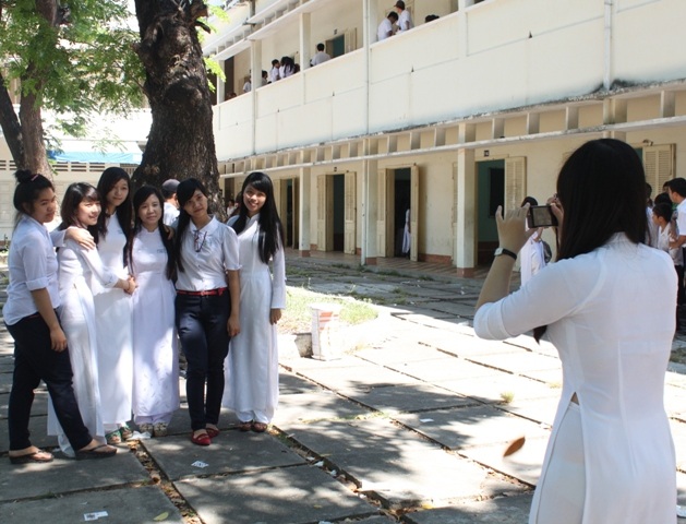 Cô và trò ghi lại những khoảnh khắc không thể quên. (Ảnh: Doãn Công)