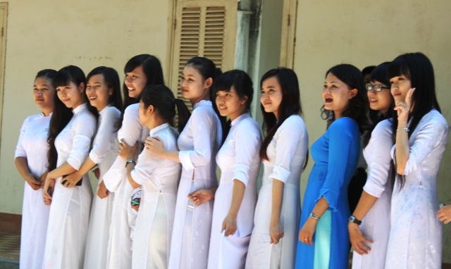 Cô và trò ghi lại những khoảnh khắc không thể quên. (Ảnh: Doãn Công)