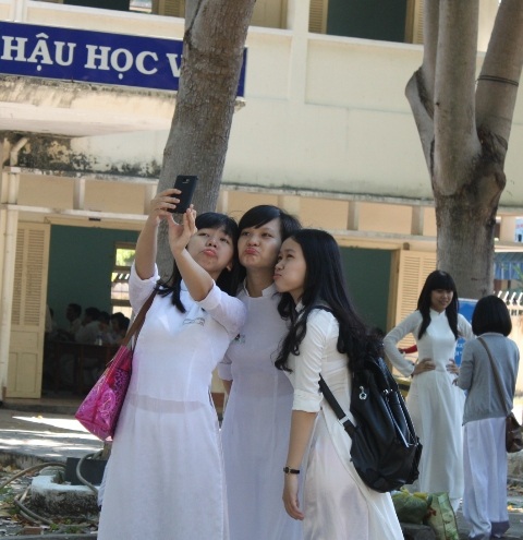 Sau những giây phút buồn, các bạn nhí nhảnh chụp hình kỷ niệm.