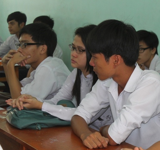 Các bạn trai cũng rưng rưng nước mắt.