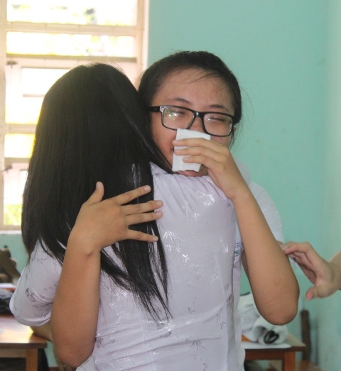 Những cái ôm thật chặt và những giọt nước mắt rơi trên má nữ sinh.