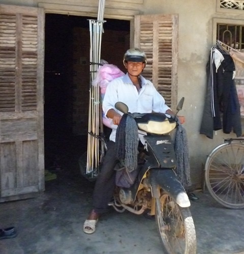 Lúc nông nhàn anh Thanh đi bán rèm, mùng để lấy tiền nuôi vợ bệnh và 3 con ăn học