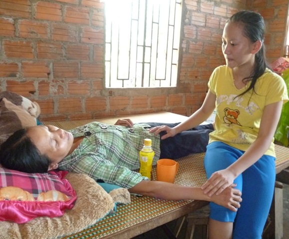 Cô thủ khoa nghèo Kim Huệ đang chăm sóc mẹ bị bệnh hiểm nghèo