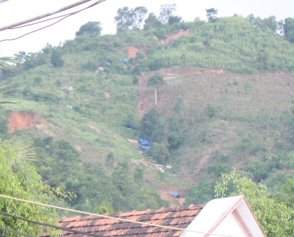 Từ xa đã nhìn thấy nhiều lều trại dựng lên để khai thác vàng