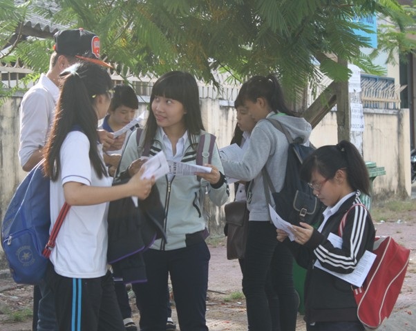Thí sinh tại TP Quy Nhơn xem lại đáp án. (Ảnh: Doãn Công)
