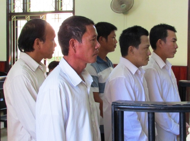 Lãnh án vì tự đục bom lấy thuốc nổ đi tiêu thụ - 1 Các bị cáo tại phiên tòa xét xử sơ thẩm