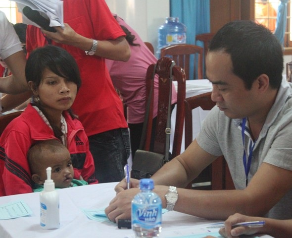 Khám sàng lọc cho 460 bệnh nhân bị các dị tật bẩm sinh và những bệnh nguy hi