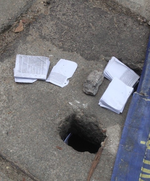 Phao thi được tuồn xuống ống cống thoát nước. (Ảnh: Doãn Công).