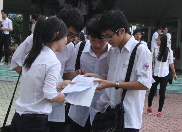 Các thí sinh phấn khởi xem lại đề. (Ảnh Doãn Công)