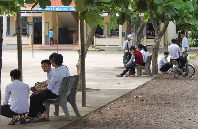 Đề Toán dễ thở, thí sinh cười tươi. (Ảnh: Doãn Công)