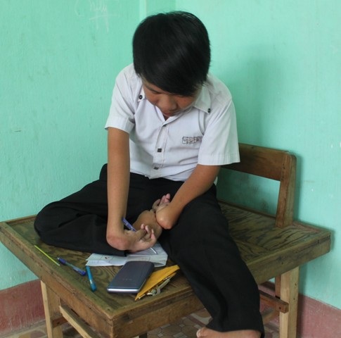 Duẩn ngồi thi một mình trên chiếc bạn đặc biệt do chính bàn tay người cha đóng cho em.