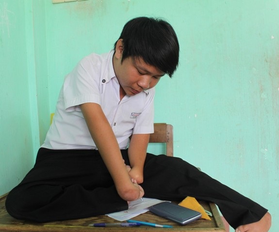 Để làm bài thi Duẩn kẹp cây bút giữa kẻ 2 ngón tay và chân phải điều khiển tay để viết.