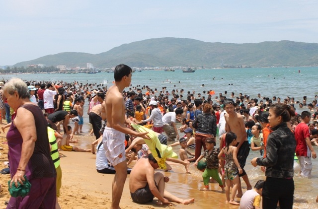Hàng ngàn người dân đổ xô đi tắm biển xả xui Tết Đoan ngọ