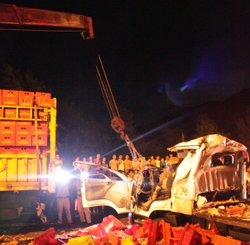 Tài xế xe tải chở hàng thủy sản mắc kẹt trong cabin