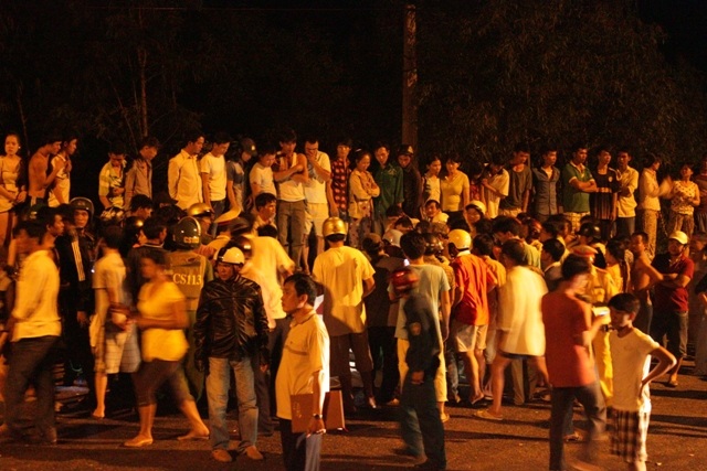 Người dân hiếu kỳ đứng lại chứng kiến vụ tai nạn kinh hoàng