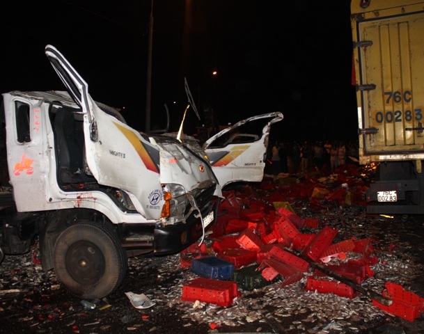 Hiện trường vụ 2 xe tải tông nhau xảy ra chiều tối 22/6