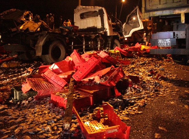 Hàng tấn hàng thủy sản văng tung tóe xuống đường