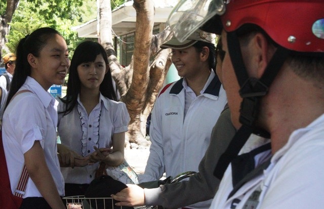 Trao đổi sau buổi thi.