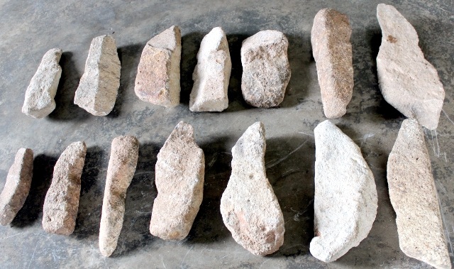 14 thanh đá có hình dáng, âm thanh lạ nghi giống bộ đàn đá đang lưu giữ trong bảo tàng Phú Yên