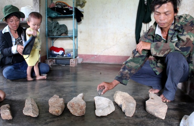 Gõ vào các thanh đá thì phát ra âm thanh giống nhau