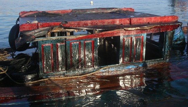 Khi được kéo tàu vào bờ, con tàu đọng rất nhiều vết dầu.