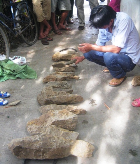 14 viên đá khi gõ vào phát ra âm thanh lạ nghi là đàn đá cổ